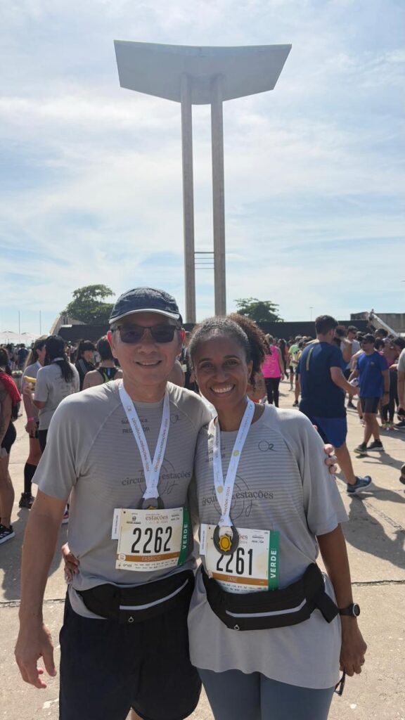 Fabrício and Jane after completing the 5K run, in front of the Monument to the Expeditionary, Flamengo Park, Rio de Janeiro, RJ